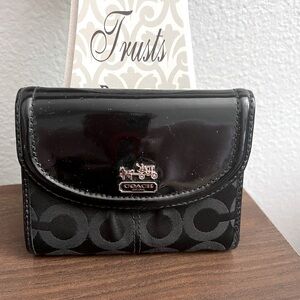 Coach Madison Signature Black OP Art
Patent Leather & Canvas wallet